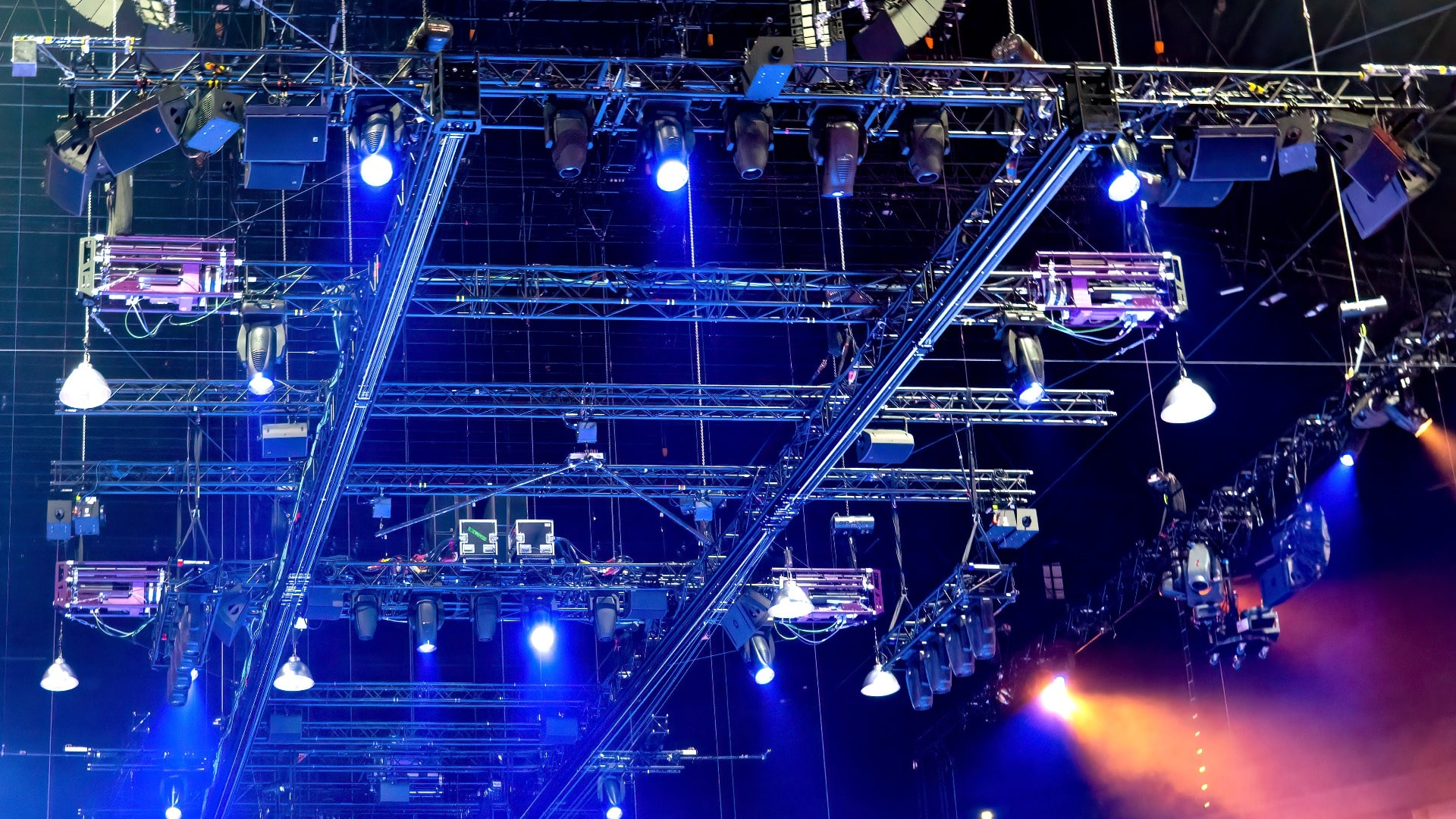 Stage construction with trusses, loudspeakers and stage lighting